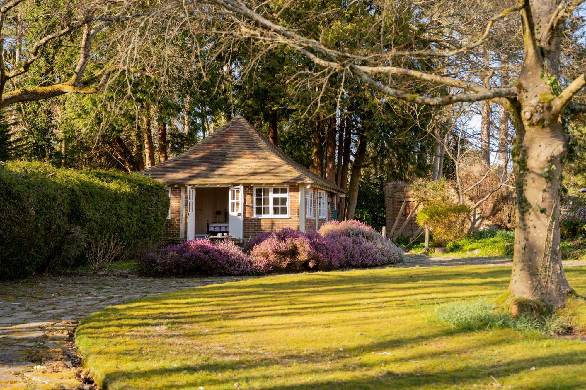 Old Mill Lodge By Huluki Sussex Stays Hurstpierpoint 外观 照片