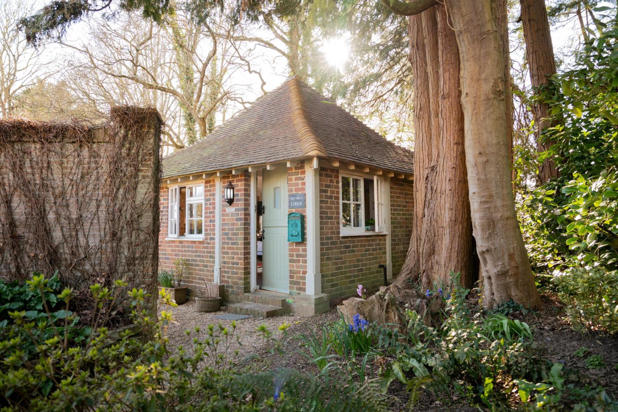 Old Mill Lodge By Huluki Sussex Stays Hurstpierpoint 外观 照片