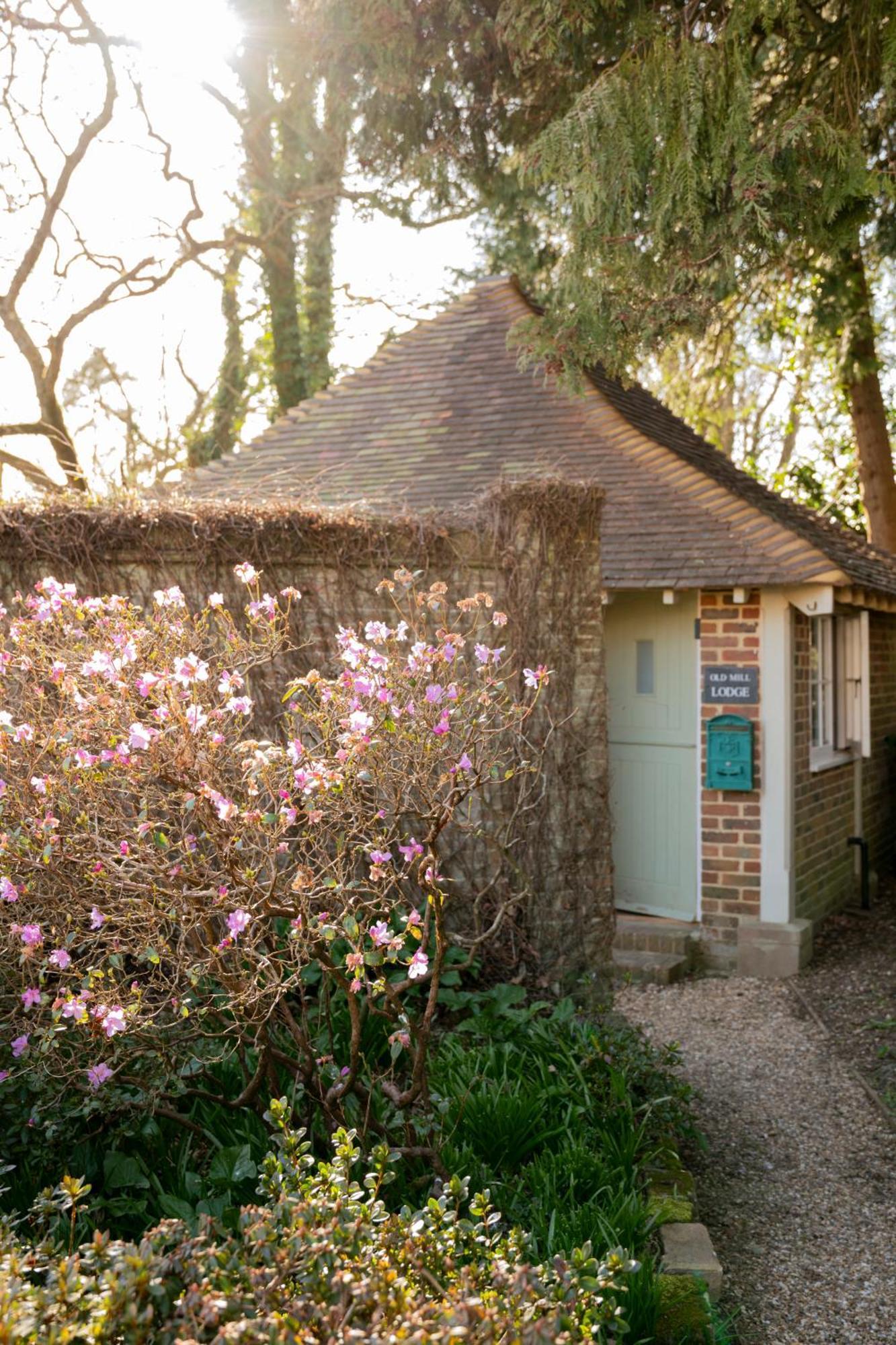 Old Mill Lodge By Huluki Sussex Stays Hurstpierpoint 外观 照片