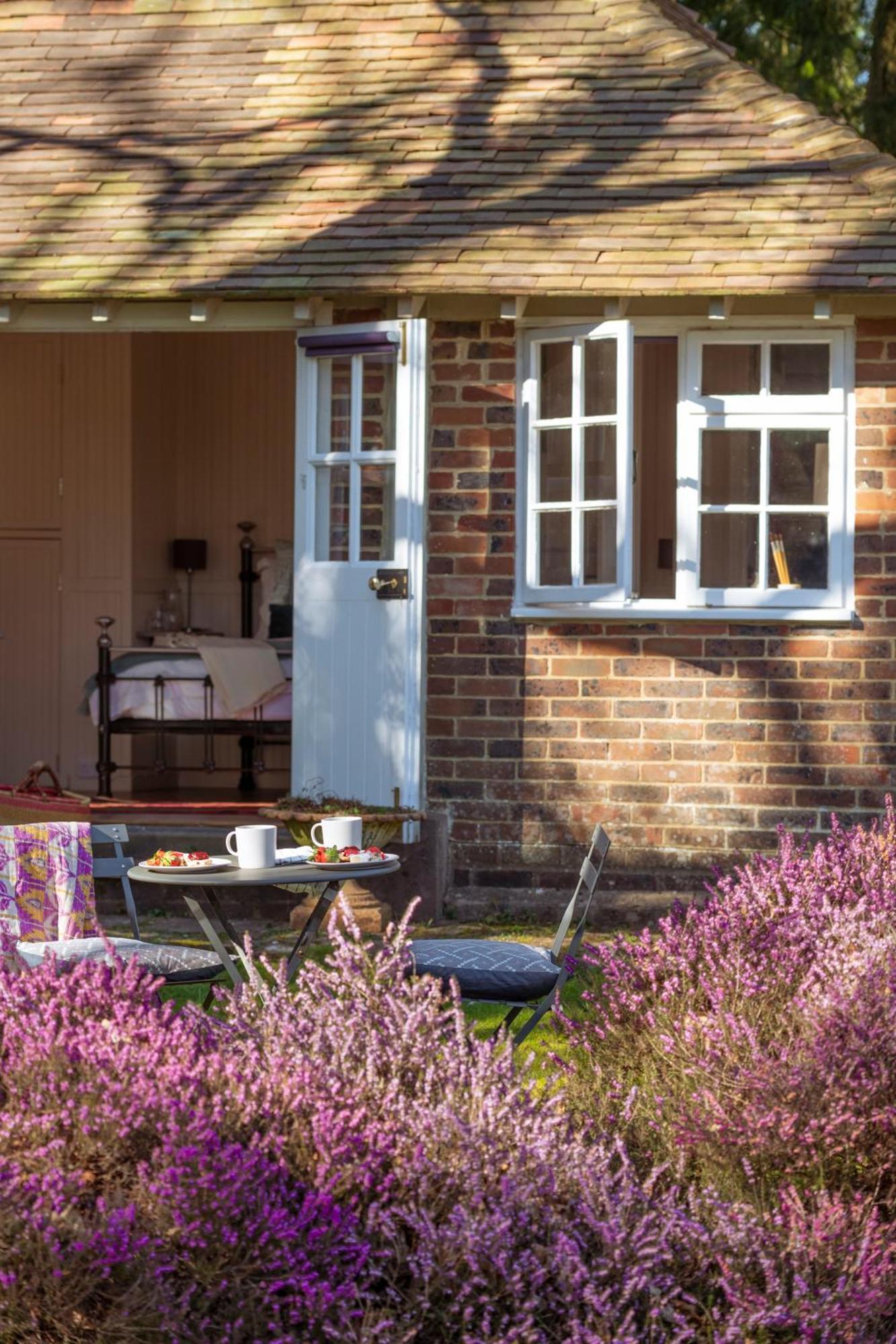 Old Mill Lodge By Huluki Sussex Stays Hurstpierpoint 外观 照片
