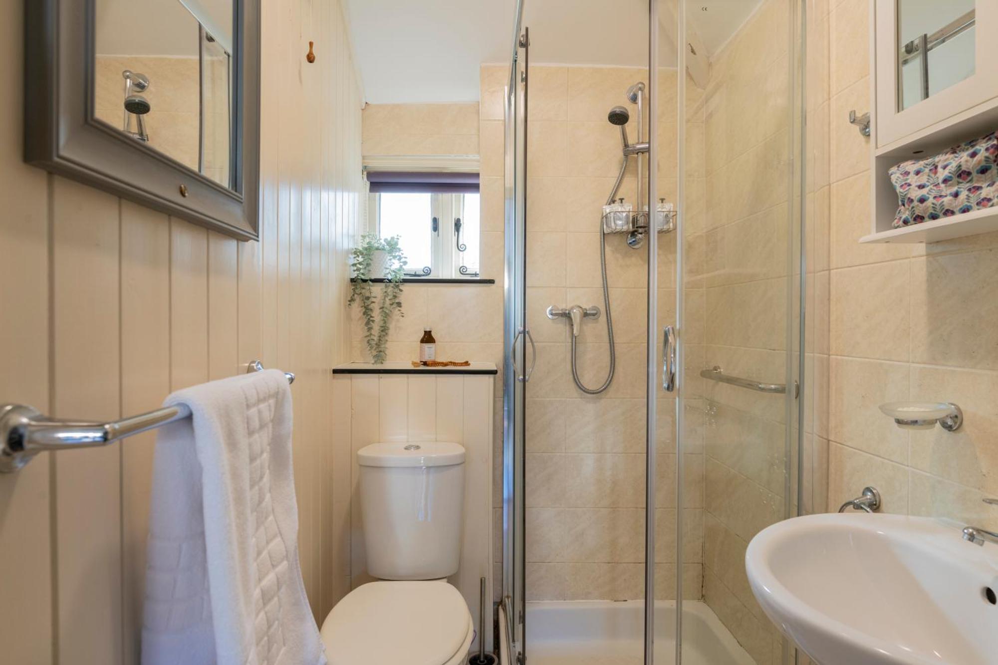 Old Mill Lodge By Huluki Sussex Stays Hurstpierpoint 外观 照片
